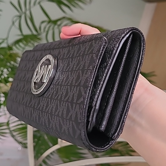 Michael Kors Wallet ❤️ - Picture 7 of 8